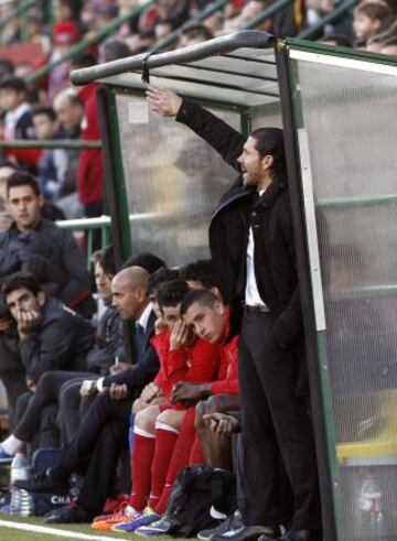 El entrenador del Atlético de Madrid Diego Simeone (d) da instrucciones a sus jugadores durante el partido de ida de los dieciseisavos de final de la Copa del Rey, disputado ante el Sant Andreu esta tarde en el estadio Nacís Sala de Barcelona.