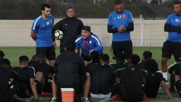 Maradona, en su máxima expresión dando una charla maravillosa a sus pupilos