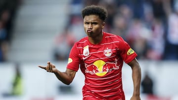 Karim Adeyemi, jugador del RB Salzburgo, celebra un gol.