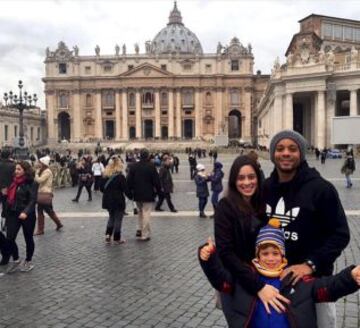 Marcelo con su familia en la Plaza de San Pedro en la Ciudad del Vaticano.