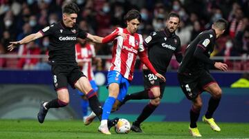 João Félix, derribado ante el Levante.