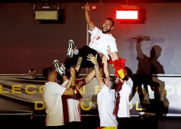 Los jugadores de la selección española  y los aficionados celebran el la plaza de la Cibeles el título de la Eurocopa. En la imagen, Nacho Fernández manteado por sus compañeros.