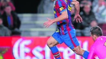 <b>PURO DELANTERO. </b>Bojan Krkic demostró que puede tener sitio en el Barça; ayer hizo dos goles, el segundo tras regatear a Calzada.