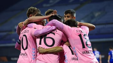 Celta�s team players celebrate their second goal following the own goal scored by Dinamo's Spanish defender Sergi Dominguez #36 during UEFA Europa League, league phase day 4, football match between Dinamo Zagreb and Celta Vigo, at the Maksimir Stadium in Zagreb, on November 6, 2025. (Photo by AFP)