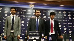 Abdullah Al Thani, junto a sus hijos Nasser y Nayef en La Rosaleda.