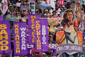 La gente asiste a una manifestación para conmemorar el Día Internacional de la Mujer en Manila, Filipinas.