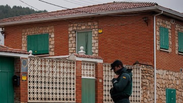 Fachada de la casa donde han hallado a tres hermanos ancianos asesinados y quemados, a 19 de enero de 2024, en Morata de Tajuña, Madrid (España). La Guardia Civil baraja el ajuste de cuentas por una deuda relacionada con una estafa amorosa como principal hipótesis de los asesinatos de los tres hermanos de avanzada edad. Los cadáveres fueron hallados ayer, jueves 18 de enero, en una vivienda de Morata de Tajuña. Las edades comprendidas de los tres hermanos oscilaban entre los 70 y 80 años.
19 ENERO 2024
Alejandro Martínez Vélez / Europa Press
19/01/2024