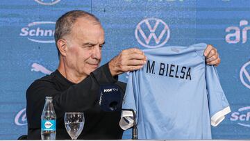 Bielsa was presented as the new head coach of the Uruguayan National Team and used the words of the NBA star to explain failure.