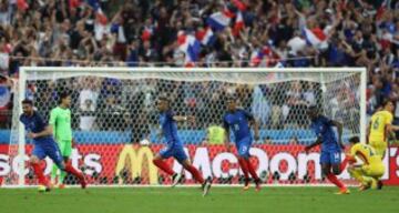 2-1. Dimitri Payet celebró el gol de la victoria.