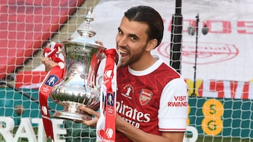 Dani Ceballos, posando tras ganar con el Arsenal.