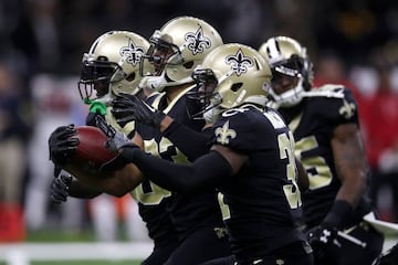 El cornerback novato Marshon Lattimore ha sido una de las razones por la que los Saints han retomado protagonismo. Pero el domingo 24 de diciembre se adueñó de los reflectores con algo que no se ve todos los días. O nunca.   En un duelo crucial ante los Falcons, en el segundo cuarto Matt Ryan intentó conectar con el receptor Marvin Hall en una ruta cruzada por el centro del campo. Hall no pudo quedarse con el balón, que rebotó suavemente para aterrizar en el trasero, posterior, derriere, nalgas o como le quieran decir, de Lattimore, quien no perdió la concentración, ni la dignidad, quedándose con el ovoide.   Ni Mark Sanchez lo podría haber hecho mejor.