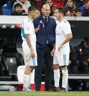 Zinedine Zidane hablando con Dani Ceballos y Lucas Vázquez.