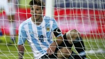 Lionel Messi anot&oacute; de penal pero desperdici&oacute; dos ocasiones claras de gol.