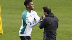 Donk, durante un entrenamiento del Betis.