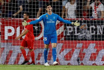 Soccer Football - La Liga Santander - Sevilla v Real Madrid - Ramon Sanchez Pizjuan, Seville, Spain - September 26, 2018  Real Madrid's Thibaut Courtois reacts after conceding a goal scored by Sevilla's Andre Silva     REUTERS/Marcelo Del Pozo