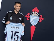 Matías Vecino posa con la camiseta del Celta.