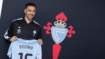 Matías Vecino posa con la camiseta del Celta.