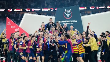 Laporta celebra con la plantilla el título de la Supercopa 2025.