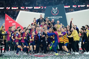 Joan Laporta levanta el trofeo de la Supercopa de España que consiguió el Barcelona tras vencer en la final al Real Madrid.