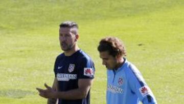 Simeone hablando con Cerci.