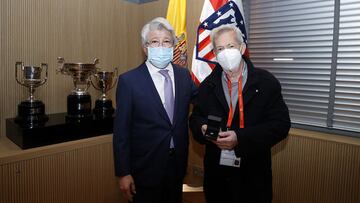 El Atlético impuso la insignia de Oro y Brillantes a Manuel Rivas y Tomás Molinero