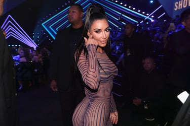 Kim Kardashian West posa durante los Premios E! People's Choice 2018, celebrados en el Barker Hangar el 11 de noviembre de 2018.