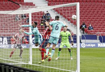 Gol anulado por falta de Luis Suárez a Róber. 