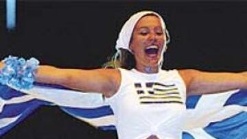 <b>LAS CARIÁTIDES DEL SIGLO XXI.</b> Son las nuevas cariátides, herederas de aquellas vírgenes que Fidias ideó para el Pórtico del Partenón. Son bellezas griegas del Siglo XXI, mujeres que disfrutan con su selección, culpable de romper los pronósticos de la Eurocopa. Mañana, Portugal espera en la final. En Grecia, todos esperan agotar la madrugada como hizo la joven de la foto el pasado jueves en Oporto.