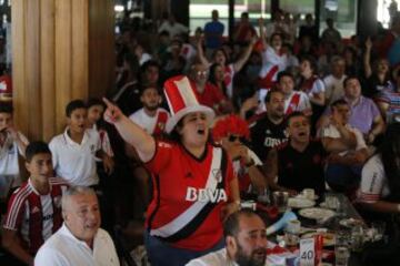 DEPORTES
LOS HINCHAS DE RIVER VIENDO EL PÁRTIDO EN BAR DEL ESTADIO.
FOTO ORTIZ GUSTAVO 16-12-15