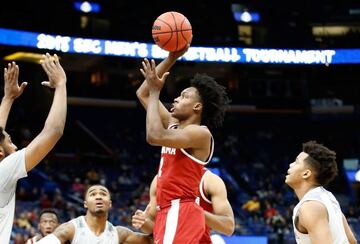 Collin Sexton lanza ante Texas A&M Aggies.