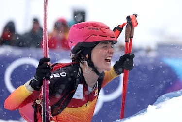 Ana Alonso celebra la medalla de bronce en una jornada histórica para el deporte de invierno español. 