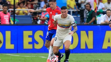 AMDEP8741. BARRANQUILLA (COLOMBIA), 15/10/2024.- James Rodríguez (d) de Colombia disputa el balón con Rodrigo Echeverría de Chile este martes, en un partido de las eliminatorias sudamericanas para el Mundial 2026, en el estadio Metropolitano en Barranquilla (Colombia). EFE/ Ricardo Maldonado Rozo