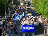 Imagen de la celebración de la Real Sociedad en autobús, arropada por miles de seguidores en las calles de San Sebastián.