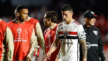 AMDEP8752. SAO PAULO (BRASIL), 31/08/2023.- James Rodríguez (d) de Sao Paulo reacciona tras perder en la serie de penaltis hoy, en un partido de los cuartos de final de la Copa Sudamericana entre Sao Paulo y Liga de Quito en el estadio Morumbi en Sao Paulo (Brasil). EFE/ Isaac Fontana
