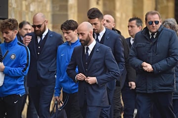 El futbolista español del Inter de Milán Borja Valero llega para asistir al funeral del capitán del Fiorentina, Davide Astori