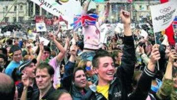 <b>ESTALLIDO. </b>Trafalgar Square reunió a miles de londinenses que celebraron el triunfo de Blair y Coe.