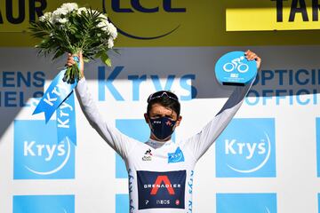 Wout Van Aert del Jumbo Visma se volvió a quedar con la victoria después de una etapa marcada por los abanicos que afectó a varios que estaban en el Top 10 de la clasificación general. Egan es el mejor colombiano a 13 segundos del líder Adam Yates del Mic