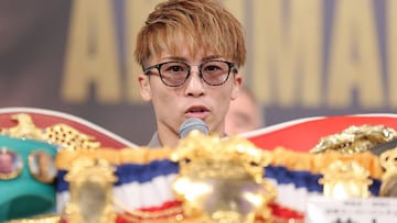 Naoya Inoue con su cinturón en una rueda de prensa.