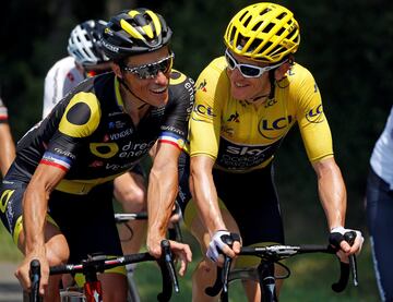 El francs Sylvain Chavanel y el gals Geraint Thomas tienen una conversacin agradable.