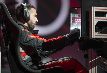 Before picking up their new cars, Real Madrid players participated in a virtual race driving a Formula E simulator.