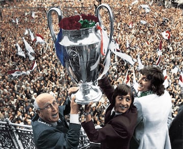 Johan Cruyff levantando la Copa de Europa de 1971 con el Ajax