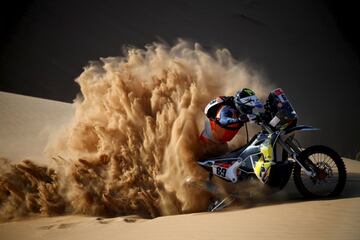 El Dakar empieza a mostrar su verdadera cara. Con la segunda etapa llegaron las grandes dunas que caracterizan al recorrido por Arabia Saudí, poniendo en dificultades a los pilotos. El belga Walter Roelants empuja su moto mientras acelera, en el intento de superar una de las trampas de arena que aparecen con tanta frecuencia. 