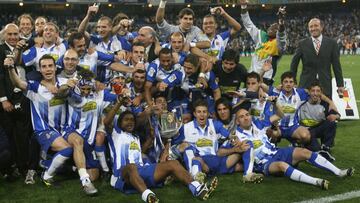 Members of the Espanyol squad celebrate after winning the King&#039;s Cup final football match against Zaragoza  at the Santiago Bernabeu stadium in Madrid. 12 April 2006. Espanyol won 4-1.  AFP PHOTO/ Pierre-Philippe MARCOU