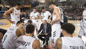 El Real Madrid de baloncesto, en el Palau, durante un tiempo muerto de Pablo Laso.