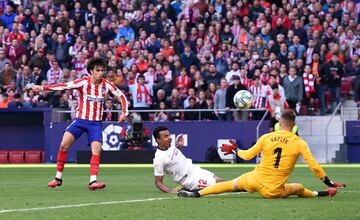 Atlético de Madrid 2-1 Sevilla | Robo de Koke en la salida de balón de los sevillistas, vio la llegada por la izquierda Joao y le cedió la pelota para que rematese y batir a Vaclík.