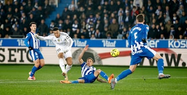 Recuperó Asencio, filtró Bellingham y rompió Mbappé. Exquisita la carrera del francés, internándose en el área local y finalizando con un disparo directo a la misma escuadra, imparable para Sivera. Brutal.