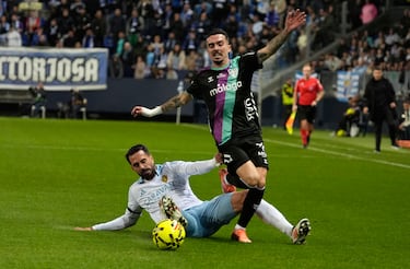 El Zaragoza aprovecha en el añadido otro ataque de pánico del Málaga