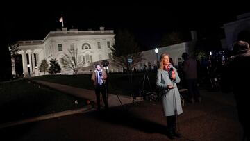 Periodistes davant la Casa Blanca mentre esperen que el president dels Estats Units, Donald Trump, reaccioni als primers resultats de les eleccions presidencials, a Washington, EUA, el 3 de novembre de 2020. (Horitzontal)