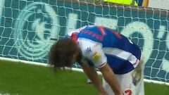 La insólita jugada de Brereton: ¡casi gol y lesión al mismo tiempo!