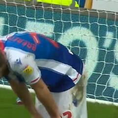 La insólita jugada de Brereton: ¡casi gol y lesión al mismo tiempo!